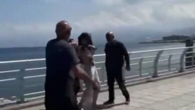 فيديو سيدة على كورنيش بيروت المنارة